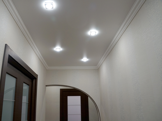 Дизайн точечных светильников на натяжном потолке в коридоре